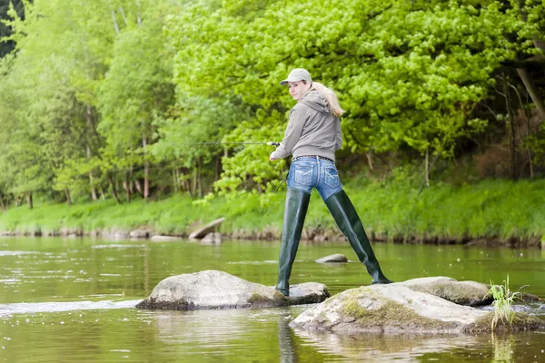 Mujer pescando en el río Sazava, República Checa — Foto de Stock