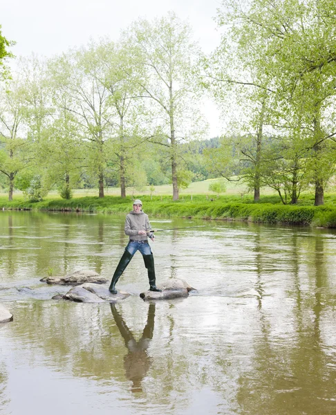 Kvinna fiske i Sázava river, Tjeckien — Stockfoto