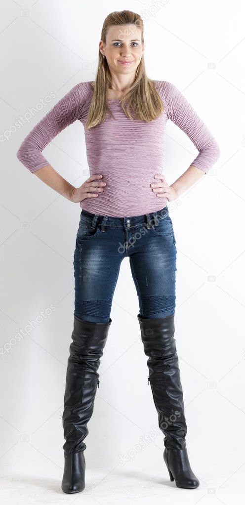 Stehende Frau Jeans und schwarze Stiefel — Stockfoto © phb Stehende Frau Jeans und schwarze Stiefel — Stockfoto © phb