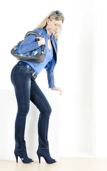 Mujer de pie vistiendo ropa azul con bolso — Foto de Stock