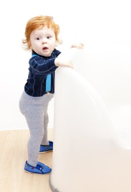 küçük çocuk bir oyuncakla ayakta