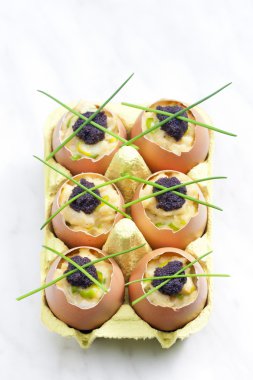 sahanda yumurta chives ve siyah havyar