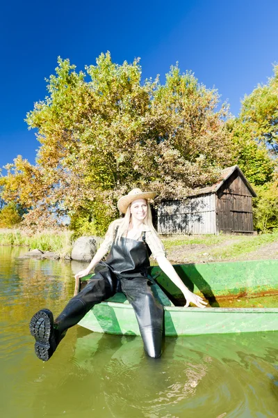 Fisher žena sedí na lodi — Stock fotografie