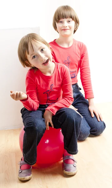 Dos hermanas jugando — Foto de Stock