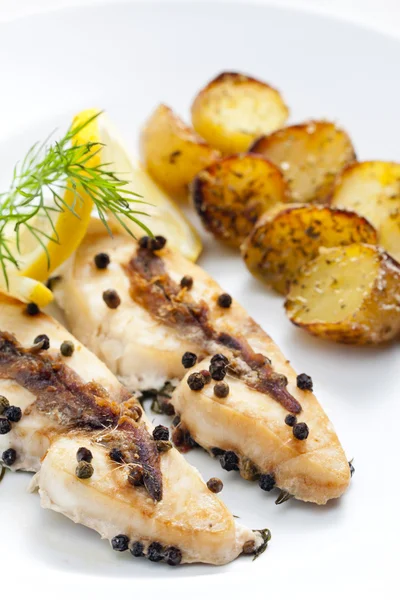 Ryba maślana pieczone pieprz i anchois — Zdjęcie stockowe