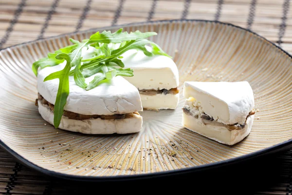 Brie di formaggio ripieno di funghi arrosto — Foto Stock