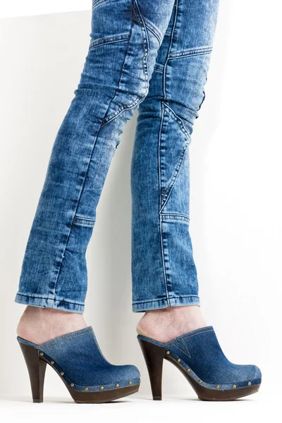 Детали женщины, носящей джинсовые сабо — стоковое фото