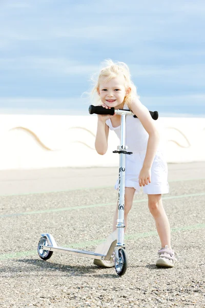 Bambina con uno scooter — Foto Stock