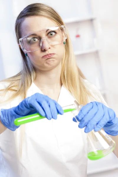 若い女性の実験を行う実験室 — ストック写真