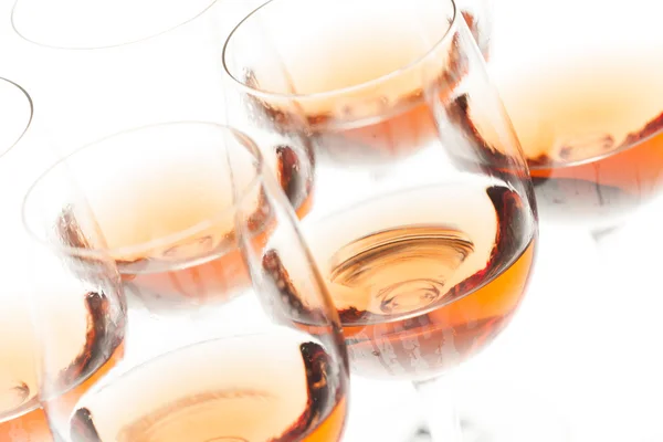 Bicchieri di vino con vino rosato — Foto Stock
