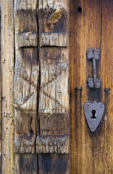 Dveře jsou detaily, uvdal stavkirke, Norsko — Stock fotografie