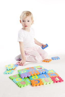 küçük kız oynamaya