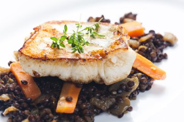 Mercimek ve havuç ile pikeperch fileto