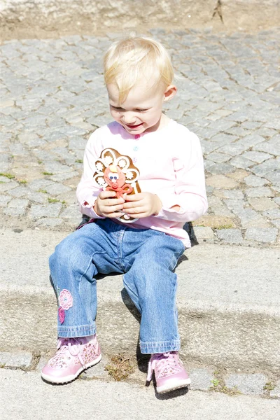 Маленькая девочка с пряничным хлебом — стоковое фото