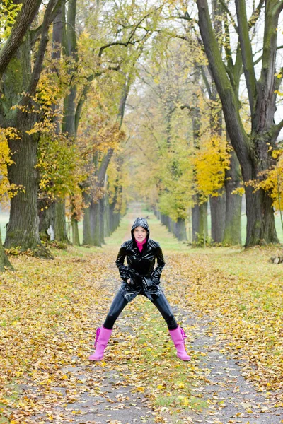 Frau in der Herbstgasse — Stockfoto
