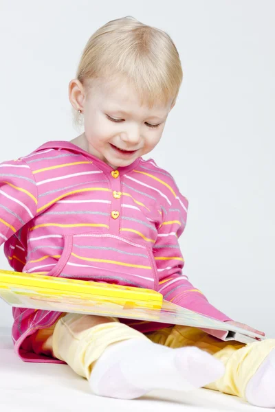 Klein meisje met een boek — Stockfoto