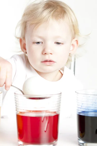 Little girl during Easter eggs'' coloration — Stock Photo, Image