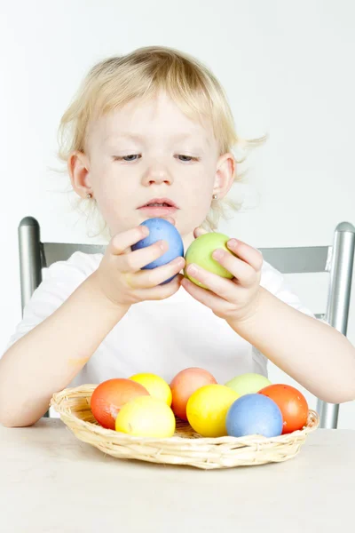 Portrait de petite fille aux œufs de Pâques — Photo