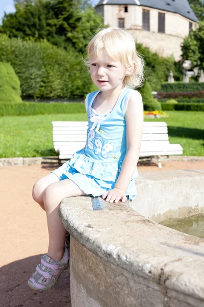 Little girl on fountain — Stock Photo, Image