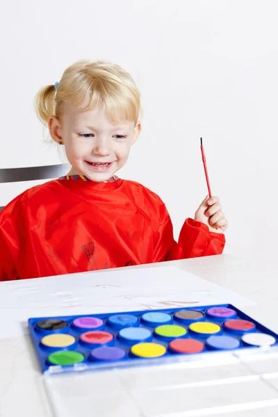 Маленькая девочка рисует акварелью — стоковое фото