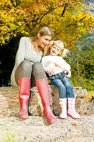 Mother with her little daughter in autumnal nature — Stock Photo, Image