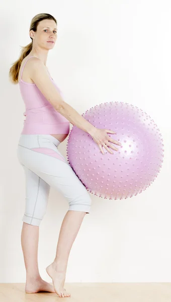 Femme enceinte faisant des exercices avec une balle — Photo