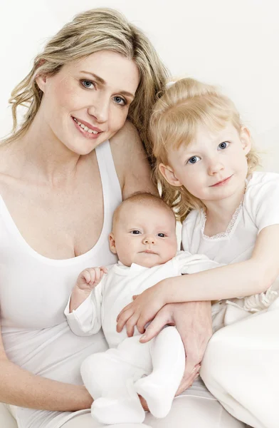 Porträt der Mutter mit ihren Töchtern — Stockfoto