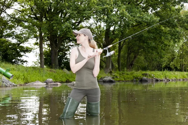 Woman fishing in pond — Stock Photo, Image