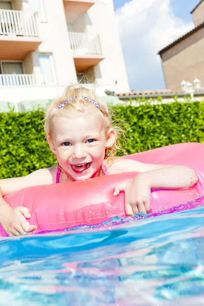 Little girl with rubber ring in swimming pool — Stock Photo, Image