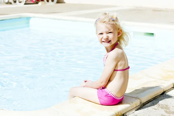 Little girl at swimming pool — Stock Photo, Image