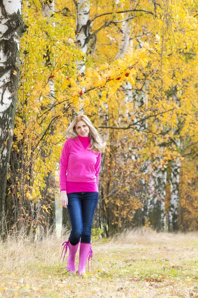 Vrouw dragen van rubber laarzen in de herfst natuur — Stockfoto