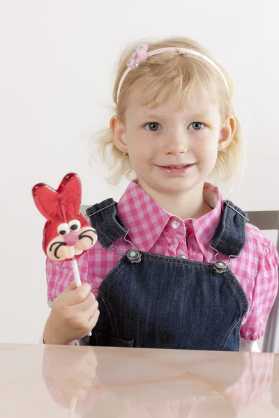 어린 소녀는 부활절 사탕으로의 초상화 — 스톡 사진