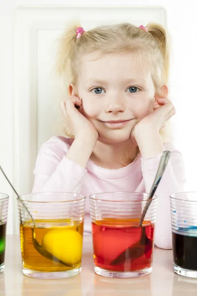 Портрет маленькой девочки во время окраски пасхальных яиц — стоковое фото