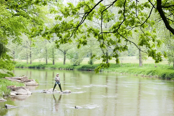 Γυναίκα αλιεία στην sazava ποταμού, Τσεχία — Φωτογραφία Αρχείου