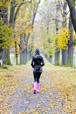 sonbahar sokak kadını