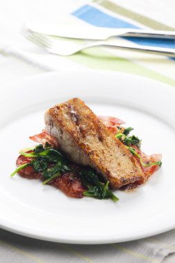 tilapia fileto sıcak ıspanak ve jambon salatası ile