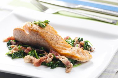 sıcak ıspanak ve jambon salata somon fileto