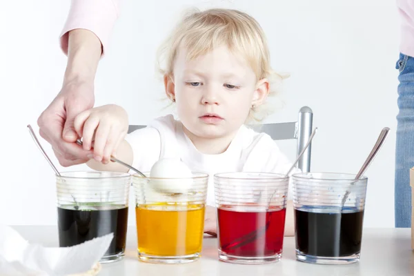 Kleines Mädchen beim Färben von Ostereiern — Stockfoto