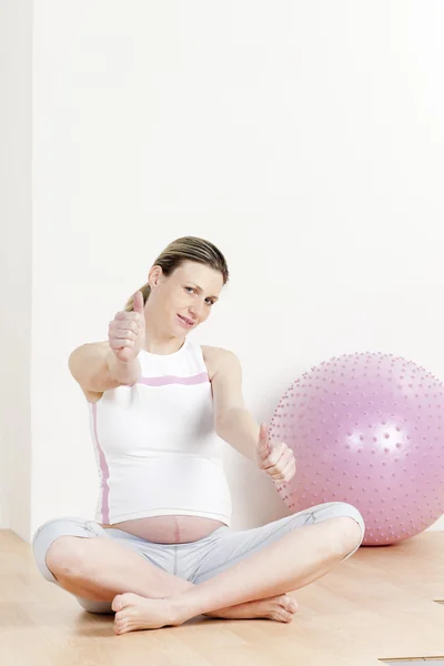 Donna incinta che fa esercizi — Foto Stock