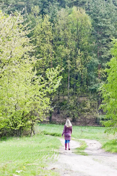Mujer con botas de goma en la naturaleza de primavera — Foto de Stock