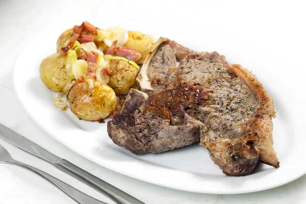 Grilovaný t-bone steak — Stock fotografie