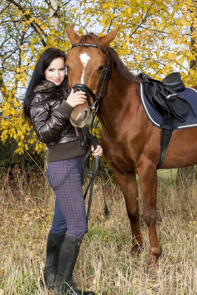 Ecuestre con su caballo en naturaleza otoñal —  Fotos de Stock