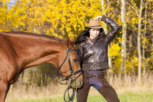 Reiterin mit ihrem Pferd in herbstlicher Natur — Stockfoto