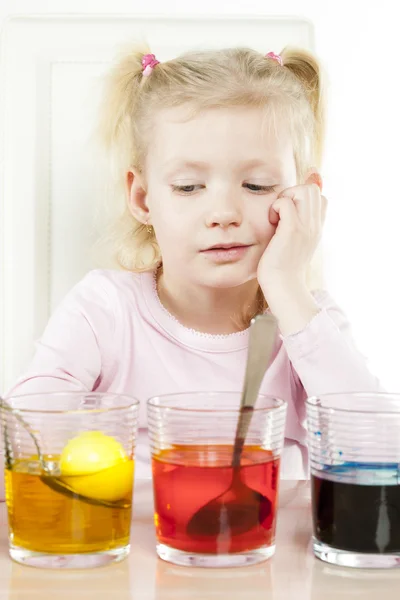 Porträt eines kleinen Mädchens beim Färben von Ostereiern — Stockfoto