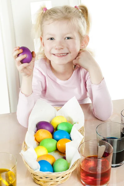 Portrait de petite fille pendant la coloration des oeufs de Pâques — Photo