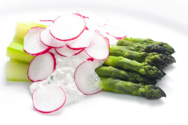 Green asparagus with radish salad — Stock Photo, Image