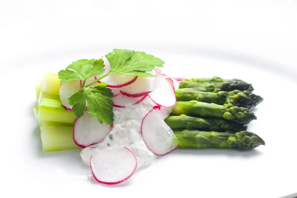 Espargos verdes com salada de rabanete — Fotografia de Stock