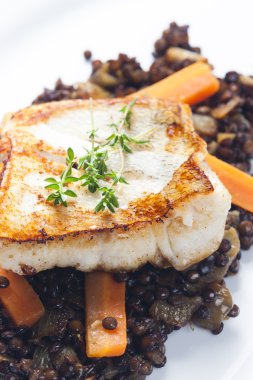 Mercimek ve havuç ile pikeperch fileto
