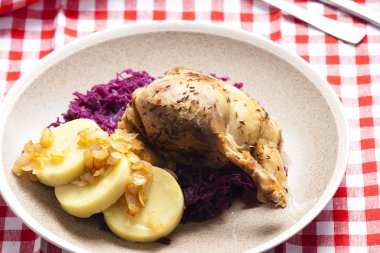 Ördek etli patates dumlings ve kırmızı lahana