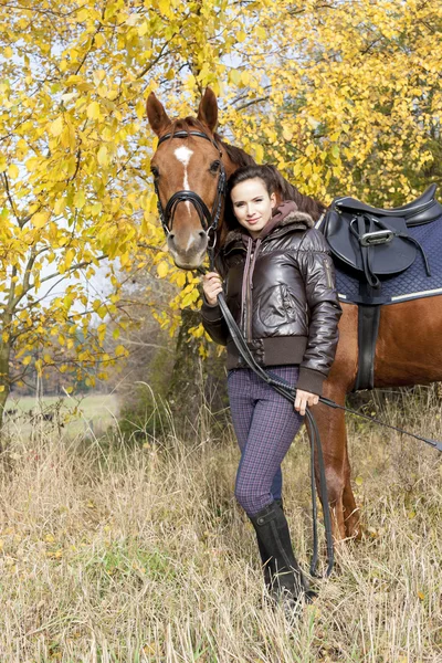 Equestre com seu cavalo no prado outonal — Fotografia de Stock